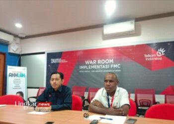 UPAYA PERBAIKAN: Manajer Performance Risk & QOS Telkom Witel Papua Karel Koirewoa saat memberikan keterangan pers di Kantor Telkom Witel Papua, Senin, 8 Januari 2024. (Antara/Lingkar.news)