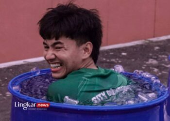 TERAPI: Pemain Persebaya M. Iqbal melakukan ice bath usai berlatih di Gelora 10 November Surabaya, Senin, 8 Januari 2024. (Antara/Lingkar.news)