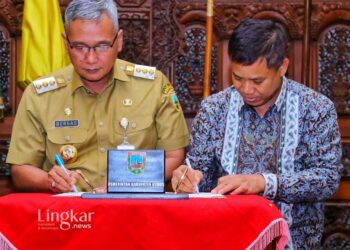MENANDATANGANI: Pj Bupati Kudus, Bergas C. Penanggungan, dan Ketua Umum IJBNet, Suyoto Rais, menandatangani kerja sama di Ruang Pringgitan Pendapa Kabupaten Kudus pada Senin, 8 Januari 2024. (Dok. Humas Pemkab Kudus/Lingkar.news)