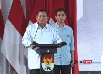 TANGKAPAN LAYAR: Calon presiden nomor urut 2, Prabowo Subianto, didampingi cawapresnya, Gibran Rakabuming Raka, dalam acara Penguatan Anti-Korupsi untuk Penyelenggara Berintegritas (PAKU Integritas) di Gedung KPK RI, Jakarta, Rabu, 17 Januari 2024 malam. (Antara/Lingkar.news)