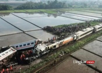 FOTO UDARA: Kecelakaan transportasi yang melibatkan KA Turangga dan KA lokal Bandung Raya di jalur petak Stasiun Cicalengka-Haurpugur, Jumat, 5 Januari 2024. (Antara/Lingkar.news)