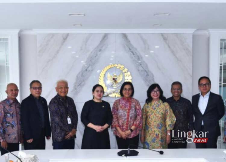 FOTO BERSAMA: Ketua DPR RI Puan Maharani (keempat dari kiri) bersama Ketua Pansel Anggota Dewas LPI Sri Mulyani di Ruang Pimpinan DPR, Gedung Nusantara III, Kompleks Parlemen, Senayan, Jakarta, Kamis, 25 Januari 2024. (Arif Prayoga/Lingkar.news)