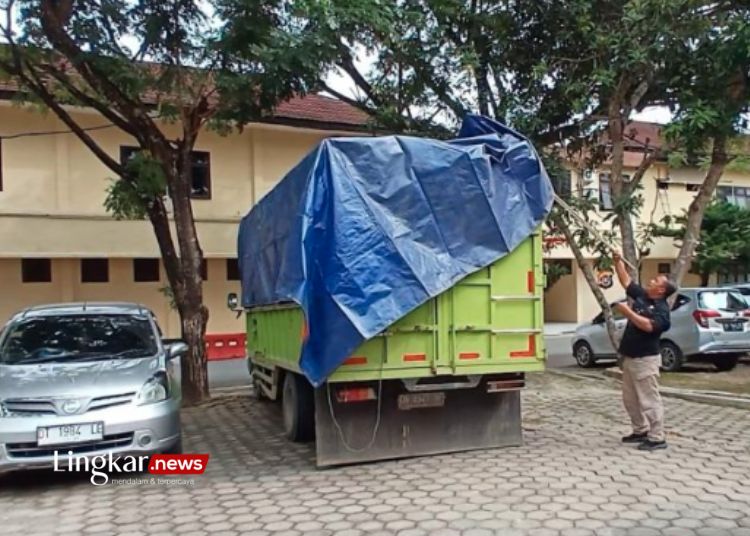 BARANG BUKTI: Barang bukti mobil truk Hino bernomor polisi DN 8947 NF yang digunakan untuk penyelundupan tabung LPG ke Sulawesi Tengah. (Dok. Antara/Lingkar.news)