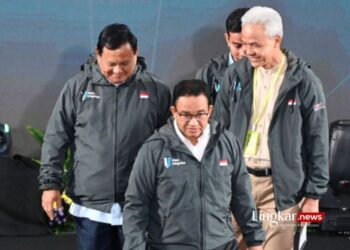 CAPRES 2024: Capres nomor urut 1 Anies Baswedan (kedua kiri) bersama capres-cawapres nomor urut 2 Prabowo Subianto (kiri) dan Gibran Rakabuming Raka (kedua kanan) serta capres nomor urut 3 Ganjar Pranowo (kanan) mengenakan jaket sebagai komitmen pemberantasan korupsi saat menghadiri Penguatan Anti Korupsi untuk Penyelenggara Negara Berintegritas (Paku Integritas) di Gedung Merah Putih KPK, Jakarta, Rabu, 17 Januari 2024 malam. (Antara/Lingkar.news)