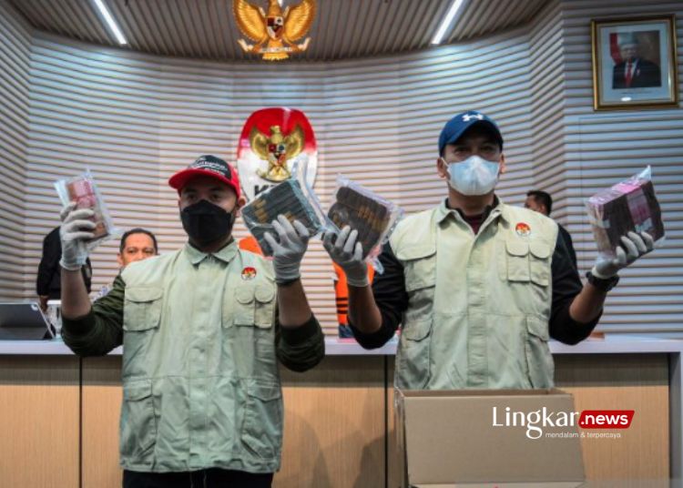 BARANG BUKTI: Petugas menunjukkan barang bukti uang tunai saat konferensi pers penetapan dan penahanan tersangka kasus dugaan korupsi proyek pengadaan barang dan jasa dalam pemerintahan Kabupaten Labuhanbatu di Gedung Merah Putih KPK, Jumat, 12 Januari 2024. (Antara/Lingkar.news)