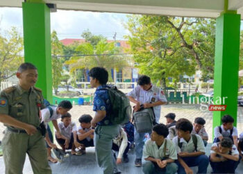 PEMBINAAN: Petugas Satuan Polisi Pamong Praja Kota Pekalongan sedang memberikan pembinaan dan edukasi pada pelajar yang diketahui membolos, Selasa, 16 Januari 2024. (Antara/Lingkar.news)