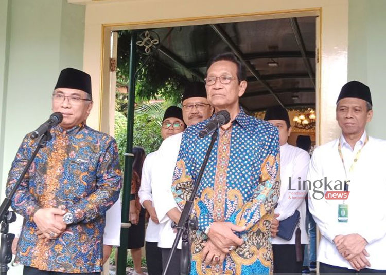 MENYAMPAIKAN: Ketua Umum PBNU KH Yahya Cholil Staquf (kiri) bersama Gubernur DIY Sri Sultan Hamengkubuwono X (tengah) saat memberikan keterangan di Kompleks Kantor Kepatihan, Yogyakarta, Senin, 29 Januari 2024. (Antara/Lingkar.news)