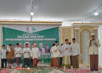 Deklarasi dukung pemenangan pasangan calon presiden dan wakil presiden Ganjar Pranowo dan Mahfud Md pada Pilpres 2024 di Ponpes An-Nur Ngrukem Kabupaten Bantul, Daerah Istimewa Yogyakarta, Selasa, 16 Januari 2024. (Antara/Lingkar.news)