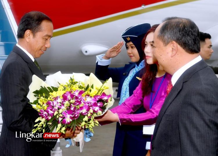 DISAMBUT HANGAT: Usai menempuh perjalanan selama kurang lebih tiga jam dari Manila, Filipina, Presiden Jokowi tiba di Vietnam pada Kamis, 11 Januari 2024. (Dok. BPMI Setpres/Lingkar.news)