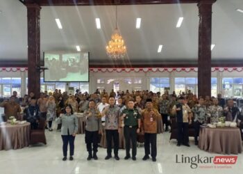 SINERGI: Bupati Kendal Dico M Ganinduto foto bersama seluruh ASN di lingkungan Setda Kendal usai Rapat Koordinasi Cipta kondisi dalam rangka netralitas Aparatur Sipil Negara (ASN) menuju Pemilu tahun 2024 di lingkungan Setda Kendal, yang digelar di Pendopo Tumenggung Bahurekso Setda Kendal, Kamis, 25 Januari 2024.(Arvian Maulana/Lingkar.news)
