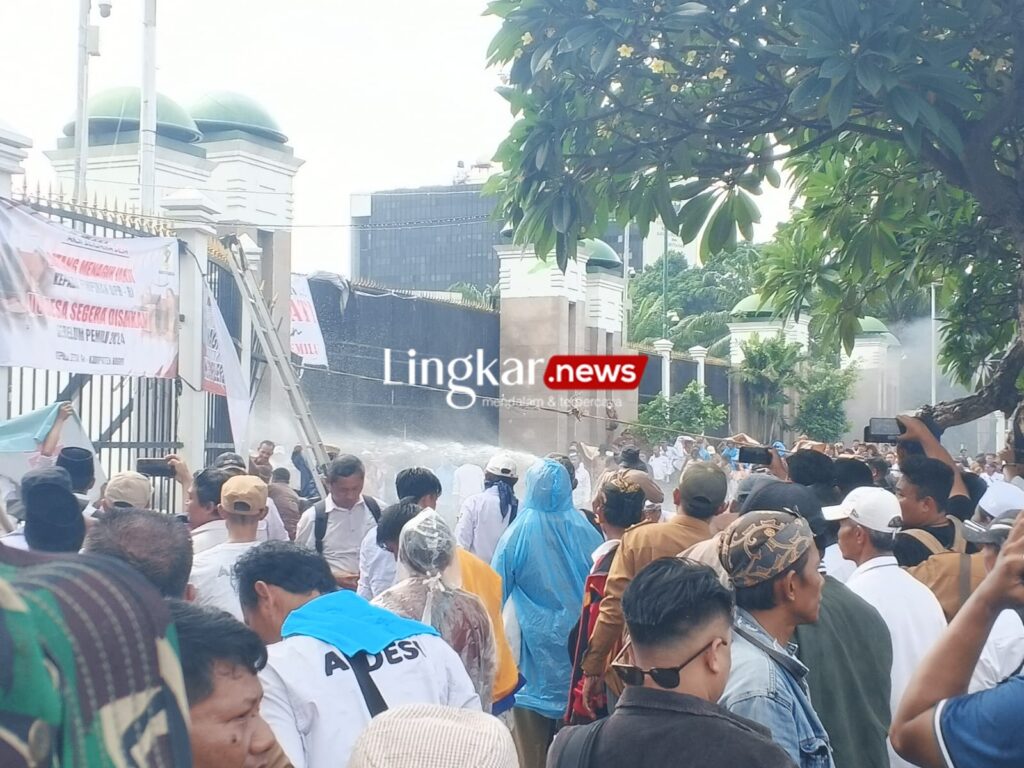 Demo Kades di Senayan Diwarnai Aksi Anarkis, Polisi Semprotkan Water Cannon