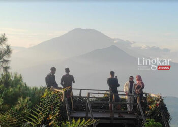 BERSWAFOTO: Wisatawan tengah menikmati sunrise di lokasi wisata alam Perantunan, Kecamatan Bandungan, Kabupaten Semarang, pada Minggu, 29 Januari 2024. (Hesty Imaniar/Lingkar.news)