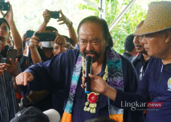Kampanye di Kalimantan, Surya Paloh Bagikan 10 Ton Pakan Ikan