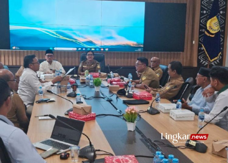 RAPAT: Pemprov Papua dan Baznas saat membahas pasar murah yang akan digelar pada bulan Ramadhan yang bertempat di Kantor Gubernur Papua, Senin, 26 Februari 2024. (Antara/Lingkar.news)