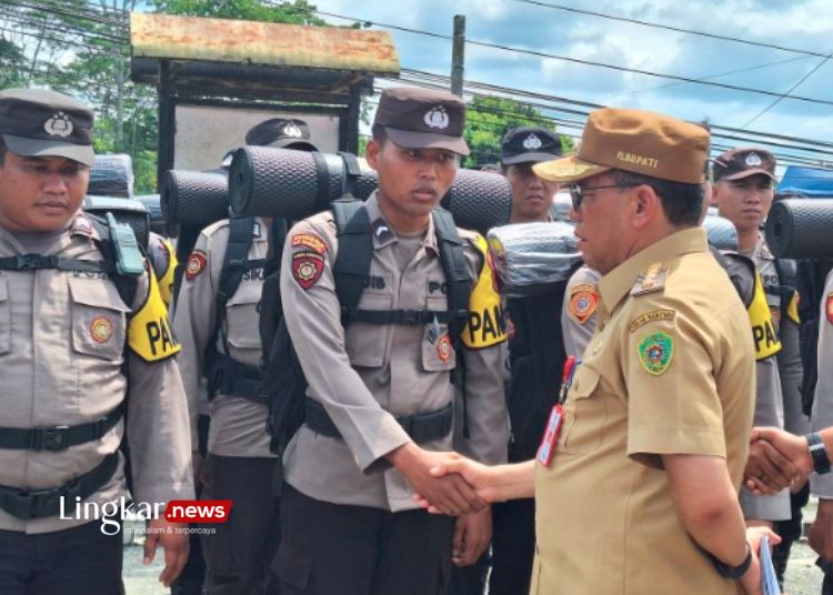 Penjabat Bupati Penajam Paser Utara, Makmur Marbun, melepas personel Polsek Sepaku untuk mengawal pengamanan TPS saat pemungutan suara. (Antara/Lingkar.news)