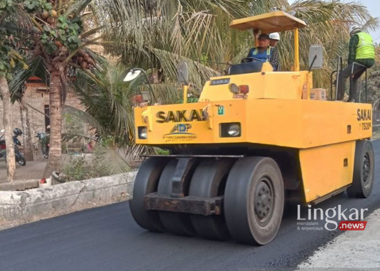 PENGASPALAN: Pekerjaan infrastruktur pembangunan jalan di salah satu ruas Kabupaten Bantul, Daerah Istimewa Yogyakarta pada tahun 2023. (Antara/Lingkar.news)