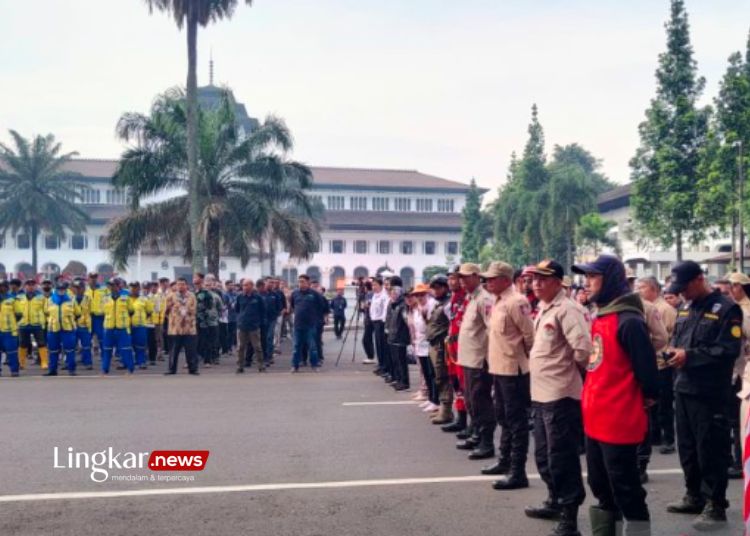 APEL: Personel gabungan apel kesiapsiagaan bencana dan kesehatan untuk Pemilu 2024 di Gedung Sate Bandung, Jumat, 2 Februari 2024. (Antara/Lingkar.news)