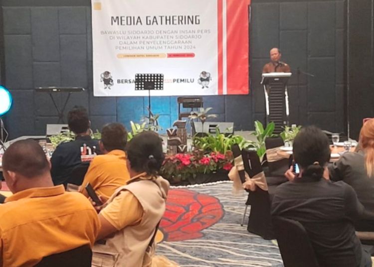 Pertemuan Bawaslu Sidoarjo, Jawa Timur dengan insan media terkait pengawasan pelanggaran Pemilu 2024. (Antara/Lingkar.news)