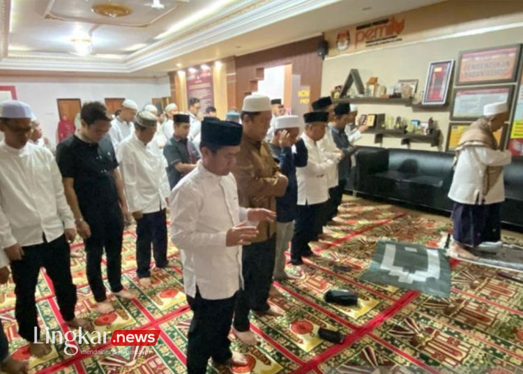 Berharap Kelancaran Pemungutan Suara, KPU Kalsel Gelar Sholat Hajat