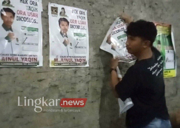 Patuhi Aturan Pemilu, Caleg Asal Pati Copoti APK Sendiri Sebelum Masa Tenang