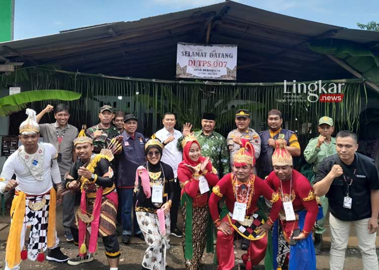 BERSINERGI: Camat Dukuhseti Kabupaten Pati Agus Sunarko, S.STP., MSI. (berbatik hijau) foto bersama KPPS di TPS 007 Desa/Kecamatan Dukuhseti, Kabupaten Pati pada Rabu, 14 Februari 2024. (Dok. Lingkar Media Group/Lingkarjateng.id)