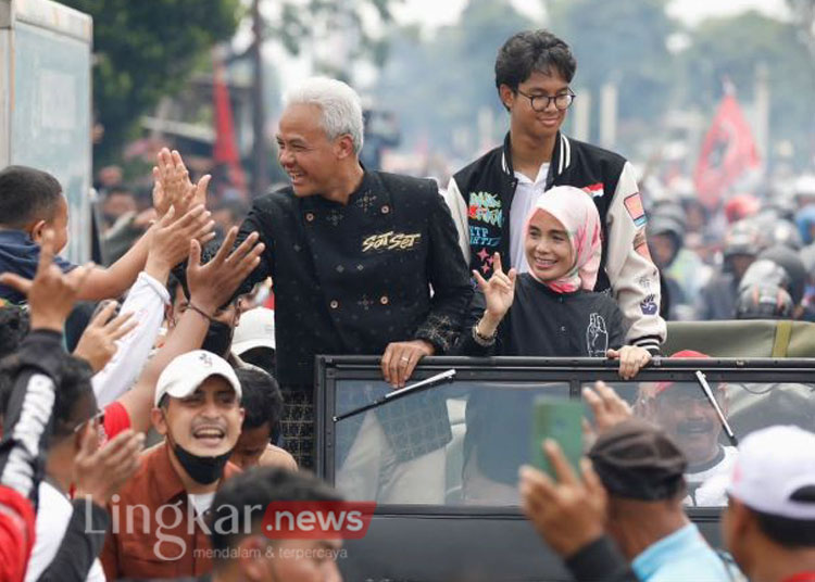 Ganjar-Mahfud Keliling Kota Solo Usai Kampanye