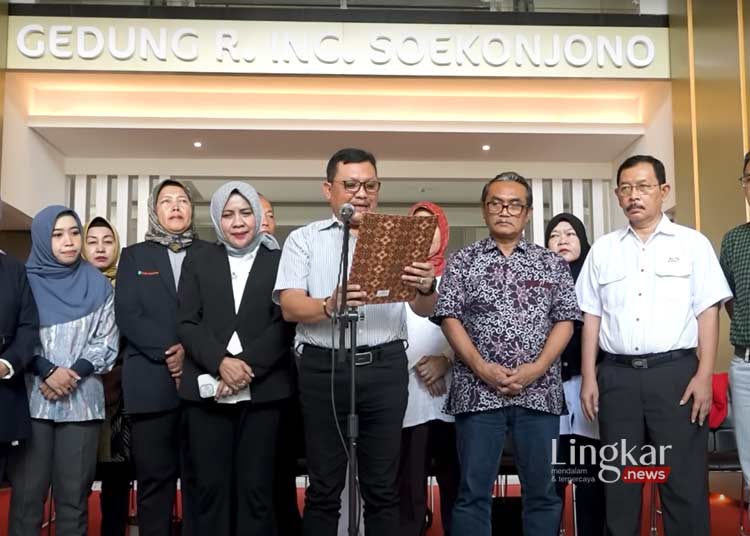 SAMPAIKAN PETISI: Perkumpulan Perguruan Tinggi Nasionalis (Pertinasia) menyampaikan petisi penegakan demokrasi pemilu 2024 di Gedung R. Ing Soekonjono Universitas 17 Agustus 1945 Surabaya. (Dok. Untag Surabaya/Lingkar.news)