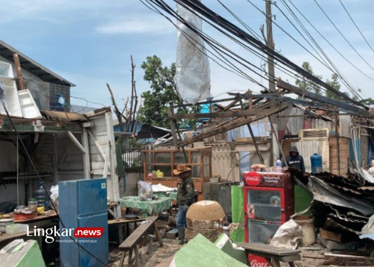 PORAK PORANDA: Kondisi bangunan di sepanjang Jalan Raya Bandung-Garut tampak mengalami kerusakan berat akibat terjangan angin puting beliung di Kabupaten Sumedang, Jawa Barat, Kamis, 22 Februari 2024. (Antara/Lingkar.news)