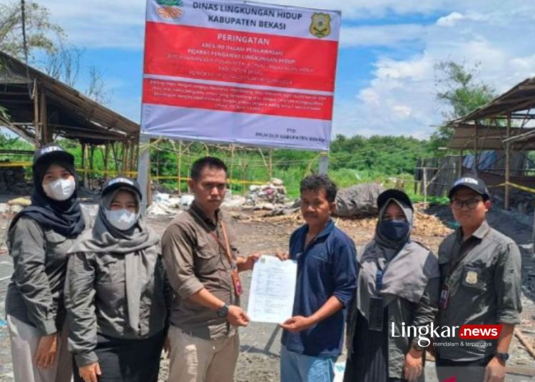 SIMBOLIS: Petugas penyidik lingkungan hidup Kabupaten Bekasi, Jawa Barat menyerahkan surat penyegelan kepada perwakilan manajemen PT AGT di Kampung Tempuran RT 001/002, Desa Ridomanah, Kecamatan Cibarusah, Senin, 5 Februari 2024. (Antara/Lingkar.news)