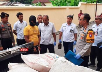 Dipasok dari Madura, Warga Situbondo Selundupkan 7,5 Kuintal Pupuk Bersubsidi 10 INTEROGASI: Wakapolres Situbondo, Kompol I Made Prawira Wibawa, menginterogasi tersangka penyelundupan pupuk subsidi. (Antara/Lingkar.news)