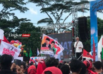 KAMPANYE: Calon Presiden RI Ganjar Pranowo berorasi pada "Hajatan Rakyat Kaltim" di Kota Balikpapan, Kalimantan Timur, Selasa, 6 Februari 2024. (Antara/Lingkar.news)