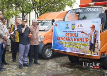 SIMBOLIS: Penjabat Bupati Jepara, Edy Supriyanta (baju hitam) sebelum melepas kiriman bantuan untuk korban banjir di Kabupaten Grobogan pada Rabu, 7 Februari 2024. (Dok. Humas Pemkab Jepara/Lingkar.news)