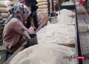 MENJUAL: Kios pedagang beras di pasar Rangkasbitung Kabupaten Lebak tampak sepi pembeli menyusul harga di pasaran terjadi lonjakan. (Antara/Lingkar.news)