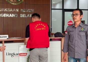 Kejaksaan Negeri (Kejari) Tangerang Selatan, Banten menangkap Roland Yahya (44), seorang buron terpidana kasus penipuan dan penggelapan kerja sama usaha saat encoblos pemilu di TPS Kramat, Jakarta Selatan pada Rabu, 14 Februari 2024. (Antara/Lingkar.news)