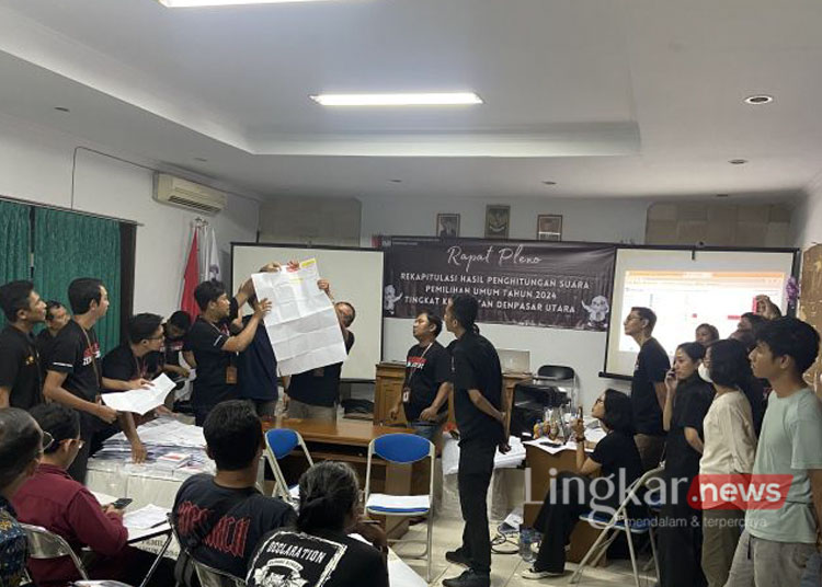 Jajaran adhoc KPU Denpasar saat melakukan penghitungan suara ulang di Denpasar, Sabtu (24/2/2024). ANTARA/Ni Putu Putri Muliantari