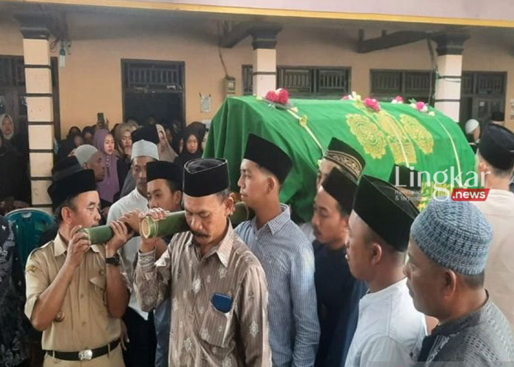 BERDUKA: Sejumlah warga membawa jenazah anggota KPPS TPS 06, Giyanti untuk dimakamkan di Dukuh Gunung Wijil, Desa Gubug, Kecamatan Cepogo Boyolali, Selasa, 20 Februari 2024. (Antara/Lingkar.news)