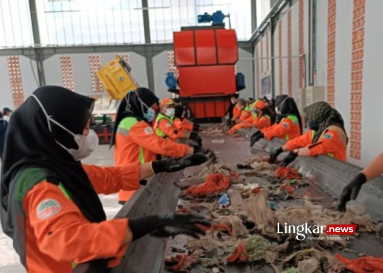 MEMILAH: Pekerja memilih sampah yang berada di TPS 3R Kelurahan Pejaten Barat, Jakarta, Jumat, 16 Februari 2024. (Antara/Lingkar.news)