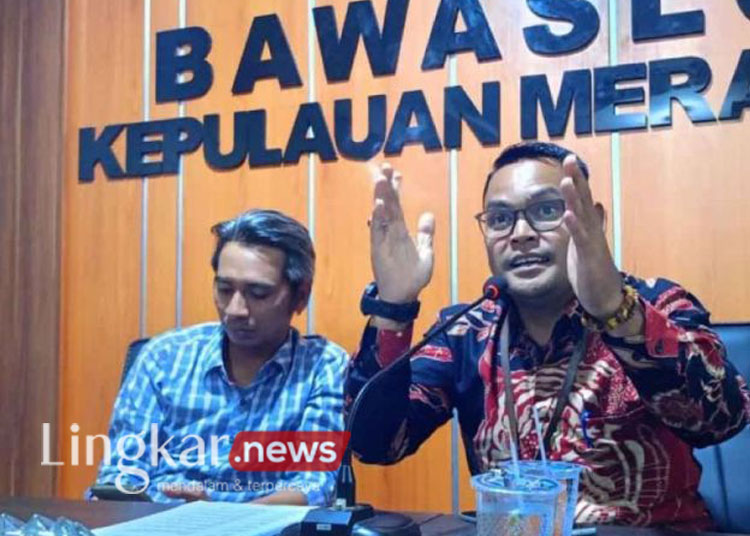 Ketua Bawaslu Syamsurizal didampingi komisioner Bawaslu Muhamad Hafit saat ekspos ke media, di Meranti, Kamis (15/02/2024). ANTARA/HO-Humas BAwaslu Meranti.