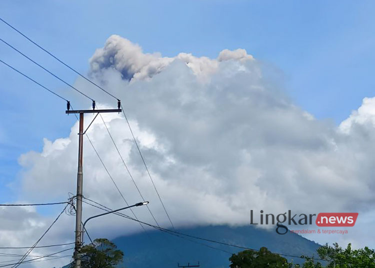 Meletus, Gunung Ibu Lontarkan Material Vulkanik Setinggi 1 Kilometer