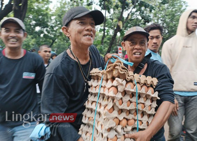 Massa peserta kampanye Prabowo-Gibran mendapatkan telur yang dibagikan oleh relawan di Jakarta, Sabtu (10/2/2024). ANTARA/Khaerul Izan
