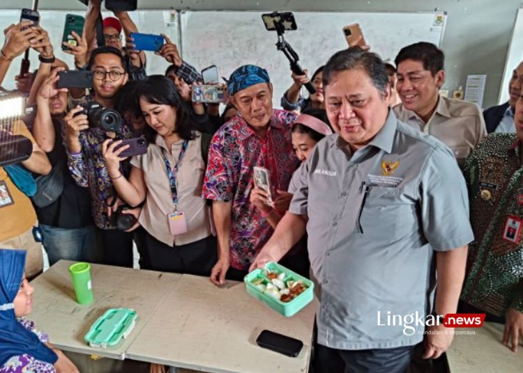 MONITORING: Menteri Koordinator Bidang Perekonomian (Menko Perekonomian) Airlangga Hartato menunjukkan menu makan dalam simulasi penerapan program makanan gratis di SMPN 2 Curug, Kabupaten Tangerang, Banten, Kamis, 29 Februari 2024. (Antara/Lingkar.news)