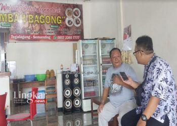 MENGULIK LAGI: Pemilik generasi kedua dari warung belut legendaris Mbah Bagong ketika ditemui seorang reporter yang ingin mengetahui asal-usul dari warung. (Humas Pemkab Tuban/Lingkar.news)