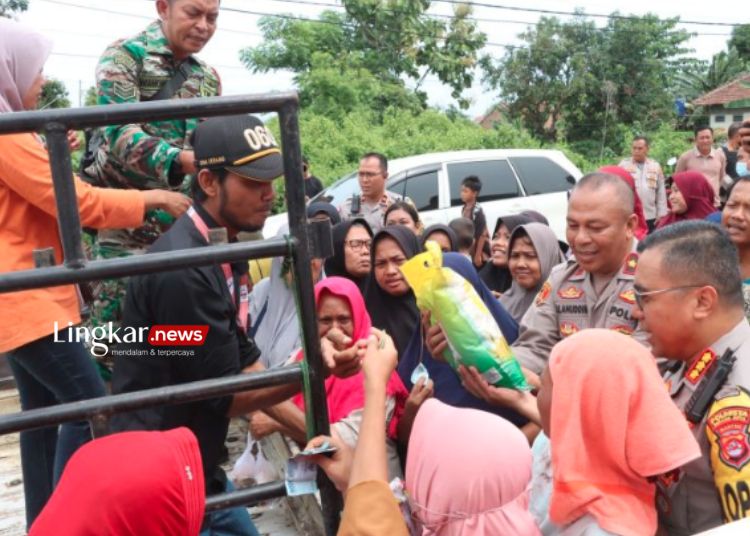 OPERASI PASAR: Satgas Pangan Polresta Serang Kota menggelar operasi pasar beras murah di Kecamatan Curug, Kota Serang, Banten, Jumat, 23 Februari 2024. (Antara/Lingkar.news)