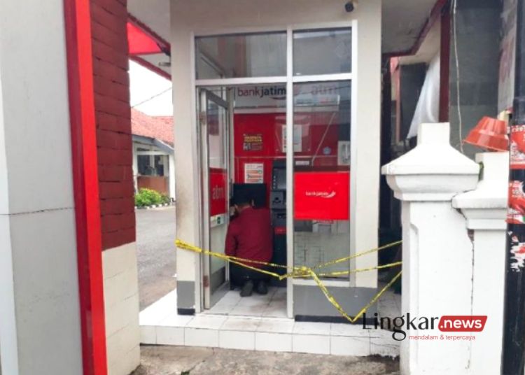 TKP: Petugas di lokasi mesin ATM Bank Jatim yang dibobol pencuri di Kecamatan Pesantren, Kota Kediri, Jawa Timur, Senin, 12 Februari 2024. (Antara/Lingkar.news)