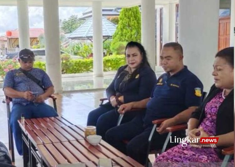 Penjabat Bupati Jayapura Triwarno Purnomo bertemu dan membahas isu pembangunan dan politik bersama tim kunker MRP Papua dibawah pimpinan Dorince Mehue di Kediaman Bupati Jayapura, Jumat, 16 Februari 2024. (Antara/Lingkar.news)