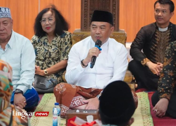 Penjabat (Pj) Bupati Jepara, Edy Supriyanta memberikan sambutan di sela-sela acara doa lintas agama di Pendopo Kartini pada Senin, 19 Februari 2024. (Dok. Pemkab Jepara/Lingkar.news)