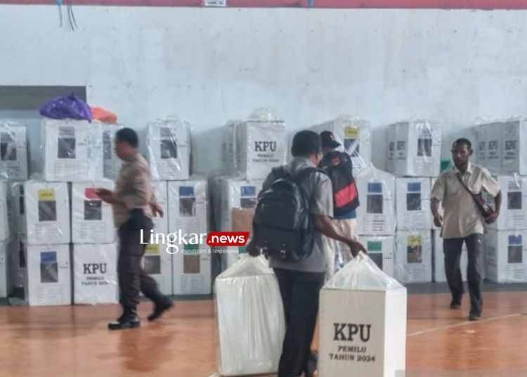 BEKERJA: Petugas penyelenggara pemilu 2024 saat mengatur distribusi logistik di gudang PPD Manokwari Barat, Provinsi Papua Barat. (Antara/Lingkar.news)