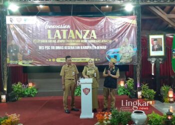 LAUNCHING: Bupati Demak Eisti’anah (Tengah) melaunching layanan Latanza di Pendopo Demak, Senin, 26 Februari 2024. (M. Burhanuddin Aslam/Lingkar.news)