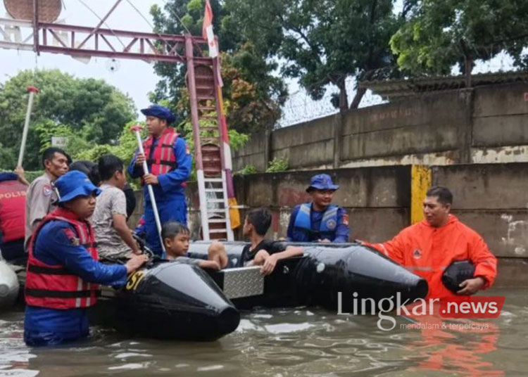 Banjir Jakarta, Warga Kelurahan Tegal Alur Mengungsi