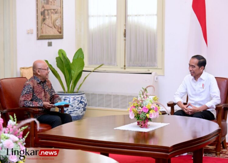 POTRET: Presiden Jokowi saat menerima kunjungan Ketua KPPS TPS 10 Kelurahan Gambir di Istana Merdeka, pada Senin, 12 Februari 2024. (Dok. Sekretariat Presiden for Lingkar/Lingkar.news)